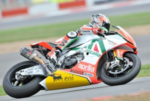 http://www.roadracerx.com/wp-content/uploads/2010/07/Biaggi_Silverstone_Superpole-300x202.jpg